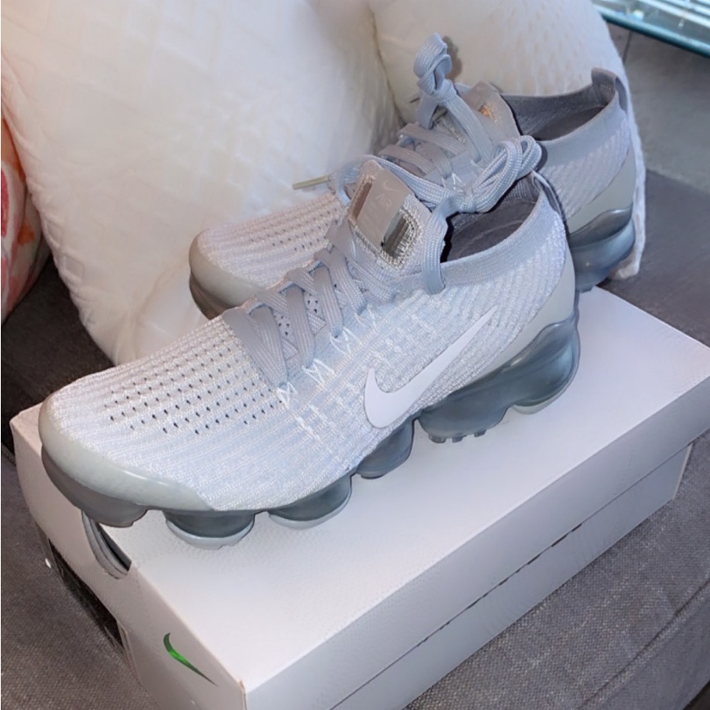 Women’s Nike Air Vapormax Flyknit 3- Size 7- Color: Platinum
